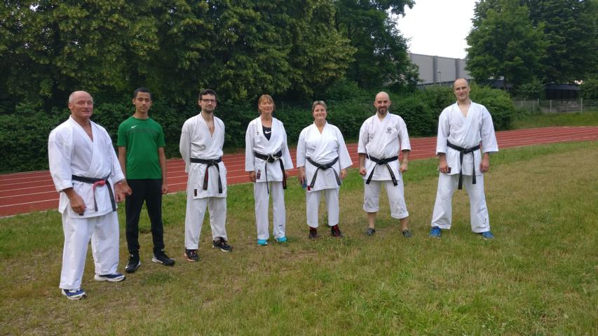 K640 Das Karateteam mit Trainer Arne Henklein
